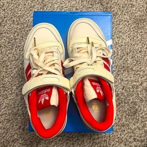 95% NEW ADIDAS FORUM 84 LOW AEC Size 5 W